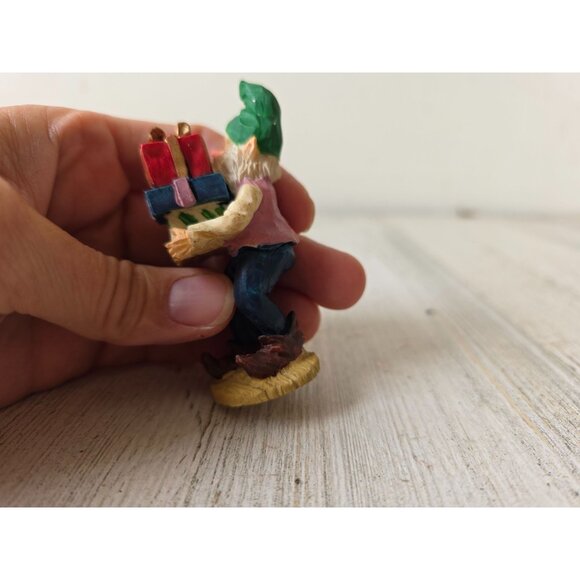 Vintage elf present figurine village Xmas decor unique - Picture 8 of 8